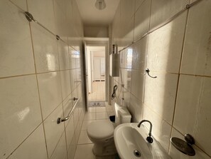 Ducha, toallas, champú y papel higiénico