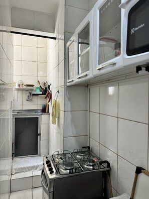 Frigorífico, microondas, horno y placa de cocina