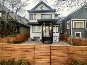 Exterior - Charming 3-bedroom house with WiFi and AC in delightful Vancouver (Vancouver)