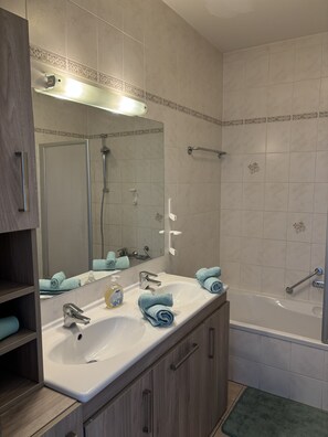 Hair dryer, towels, soap, toilet paper - Appartement mit Seeblick & Seezugang (Gemeinde Techelsberg am Wörther See)
