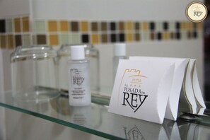 1 dormitorio, decoración individual, mobiliario individual y escritorio