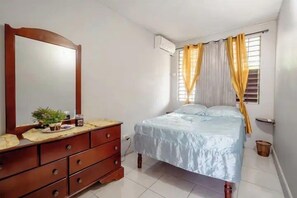 1 bedroom, blackout curtains, iron/ironing board, free WiFi - Camperdown Place (Kingston)