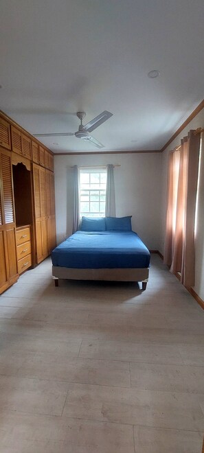 4 多间卧室、熨斗/熨衣板、免费 WiFi、床单