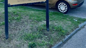 Ein Wohngebäude mit einem Schild, das 'Résidence LA SEIGNEURIE' anzeigt.