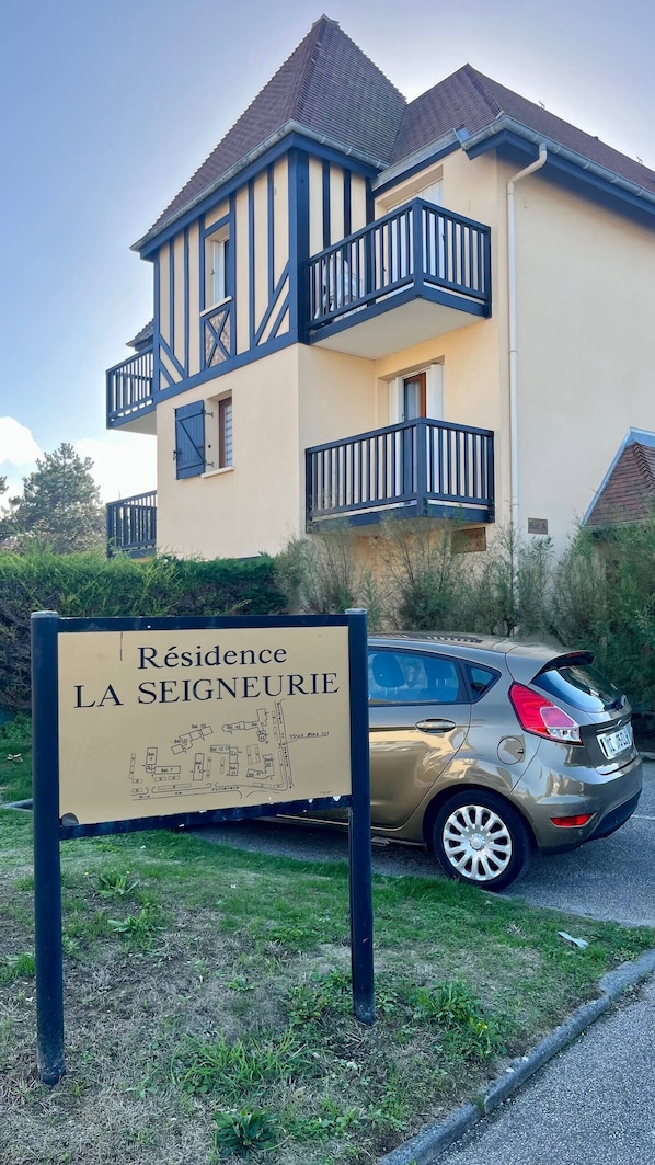 A residential building with a sign indicating 'Résidence LA SEIGNEURIE'. - Appartement à 100mètres de la Plage (Ouistreham)