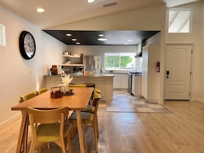 Dining - Alder Glen Getaway - Close to Wineries & Lodi Lake - Solar powered & EV hook-up (Lodi)