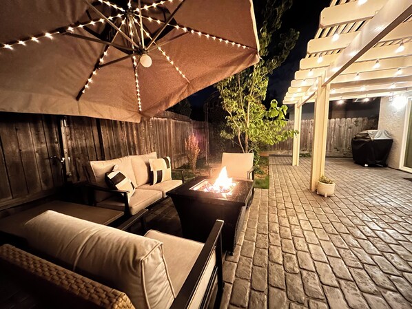 Terrace/patio - Alder Glen Getaway - Close to Wineries & Lodi Lake - Solar powered & EV hook-up (Lodi)