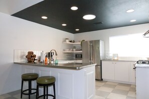 Fridge, microwave, oven, stovetop - Alder Glen Getaway - Close to Wineries & Lodi Lake - Solar powered & EV hook-up (Lodi)