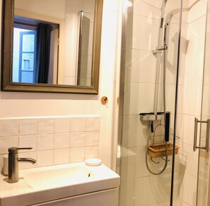 Hair dryer, soap, shampoo, toilet paper - A 200m de la Plage et 100m du Centre-ville. Animaux de Compagnie Acceptés (Trouville-sur-Mer)