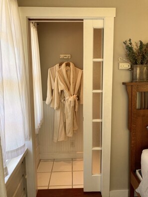 Hair dryer, towels, soap, toilet paper - The Roost - Sun Room (Healdsburg)