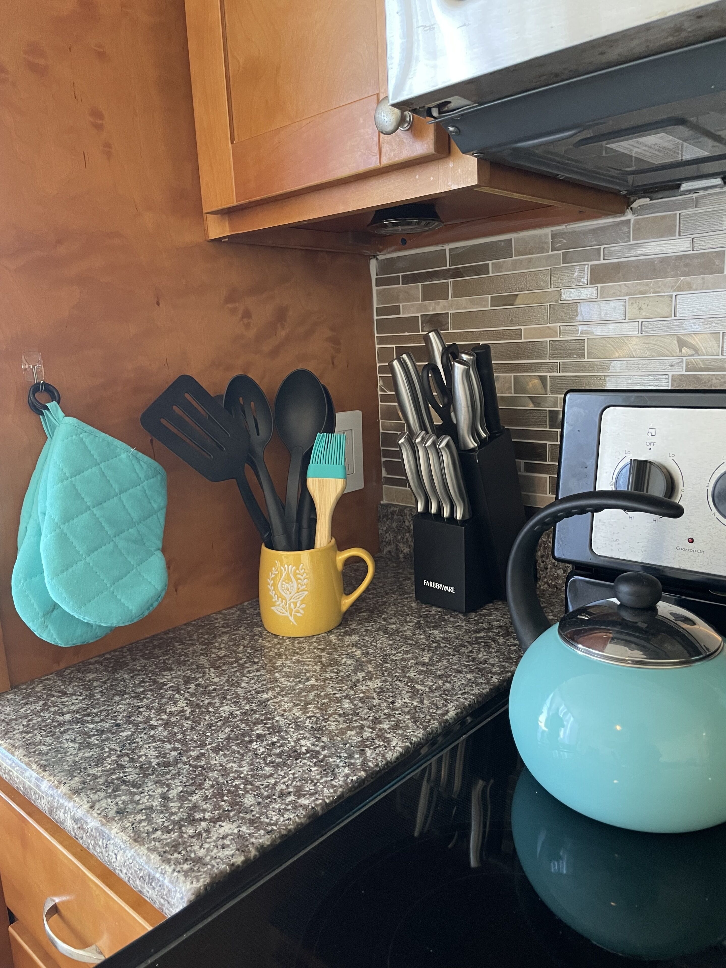 Réfrigérateur, four à micro-ondes, un four, surface de cuisson