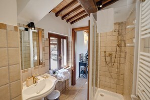 Shower, hair dryer, bidet, towels - Villa Destino, Luxury Italian Villa in Umbria (Montone)