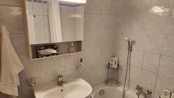 Haartrockner, Handtücher, Seife, Toilettenpapier
