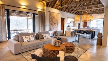 Tv, eldstad och en stereo