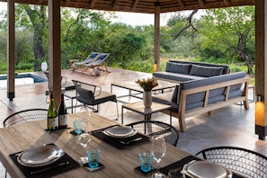 Outdoor dining - Villa Impala: Luxury vacation home in South African bush (Hoedspruit)
