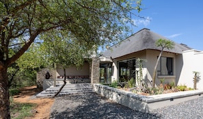 Exterior - Villa Impala: Luxury vacation home in South African bush (Hoedspruit)