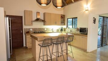 冰箱、微波炉、烤箱、炉灶