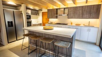 Kylskåp, mikrovågsugn, ugn och spishäll