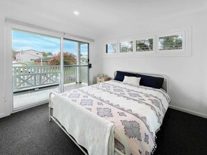 3 bedrooms, desk, iron/ironing board, WiFi
