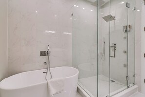 Een douche, een haardroger, handdoeken, shampoo