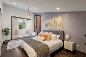 5 bedrooms, desk, iron/ironing board, travel cot