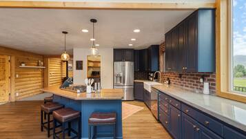 Køleskab, mikrobølgeovn, ovn, kogeplade