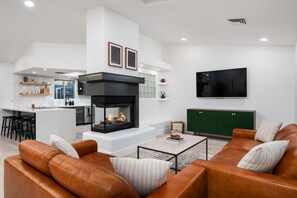 Smart TV, fireplace - The Fairway House - On the Golf Course, with gym & hot tub. (Tempe)