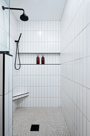 Shower, hair dryer, towels, soap - The Fairway House - On the Golf Course, with gym & hot tub. (Tempe)