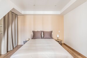3 habitaciones, tabla de planchar con plancha y cuna de viaje 