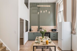 Geladeira, micro-ondas, fogão, cooktop