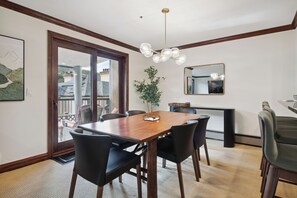 Dining - Spacious 2BD + Den, Ski In Out
In the Heart of Beaver Creek Village
Pool jacuzzi (Beaver Creek)