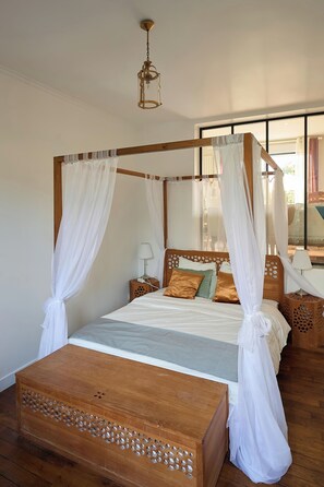 5 bedrooms, iron/ironing board, free WiFi, bed sheets