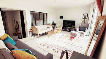 Smart-tv, een open haard, videospelletjes en boeken