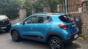 A blue car parked in front of a stone house with a metal gate. - 靠近巴黎戴高乐机场，国际展览中心，法国体育场，迪斯尼乐园，花园365平面，200平面别墅，可容纳14个人，五间卧室，三个浴室，花园可烤肉，大餐桌和阳伞，三个秋千 (Aulnay-sous-Bois)