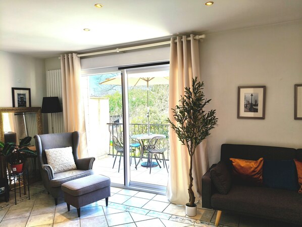 Smart TV, fireplace, video games, books