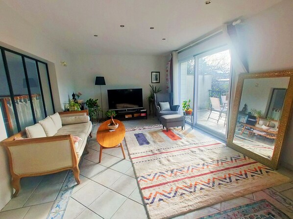 Smart TV y chimenea