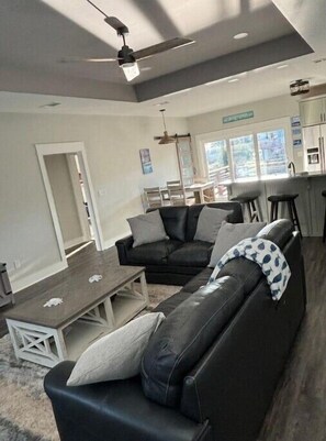 Smart TV, stereo - Pork chops fish camp
(Milton)