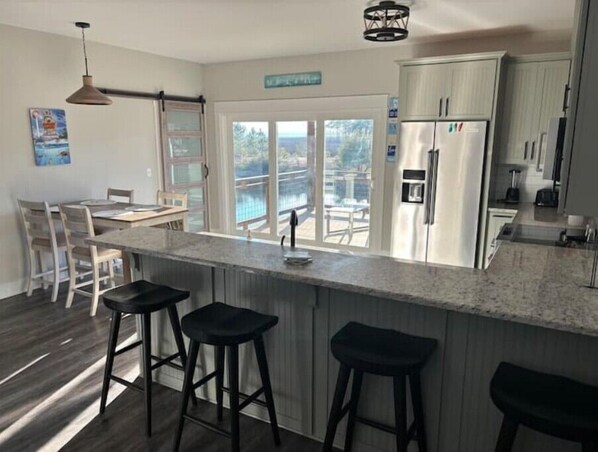 Fridge, microwave, oven, stovetop - Pork chops fish camp
(Milton)