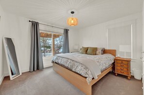 4 bedrooms, desk, iron/ironing board, travel cot