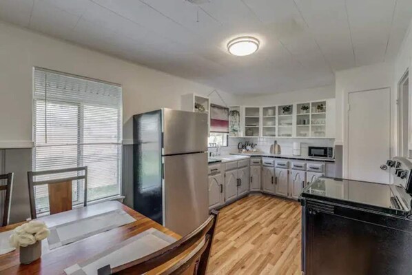 Refrigerador, microondas, horno, placa de cocina
