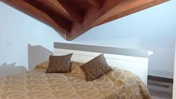 Desk, laptop workspace, soundproofing, free WiFi