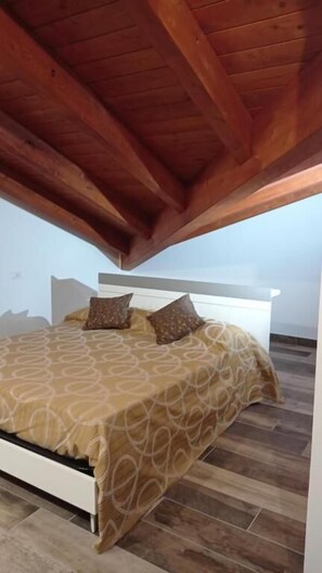 Desk, laptop workspace, soundproofing, free WiFi