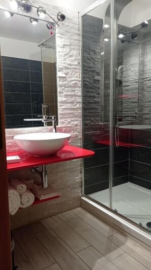 Articles de toilette gratuits, sèche-cheveux, peignoirs
