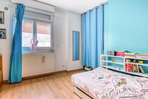 3 bedrooms, iron/ironing board, WiFi, bed sheets - Souplex - unusual apartment in the little Jafna district (Paris)