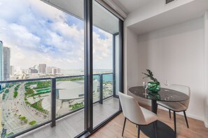 Deluxe appartement | Dineren in de kamer
