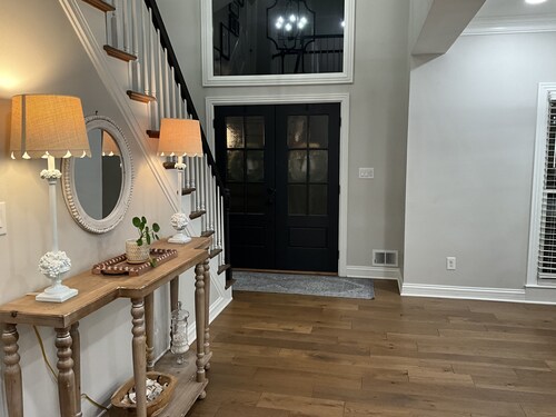 Large Updated Modern Home In Great Neighborhood