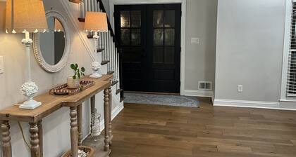 Large Updated Modern Home In Great Neighborhood