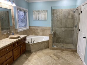 Jetted tub, hair dryer, towels, soap - Large Updated Modern Home In Great Neighborhood (Louisville)