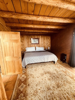 2 bedrooms, iron/ironing board, travel crib, free WiFi - Taos Mountain Views Cozy Home Special Rates (El Prado)