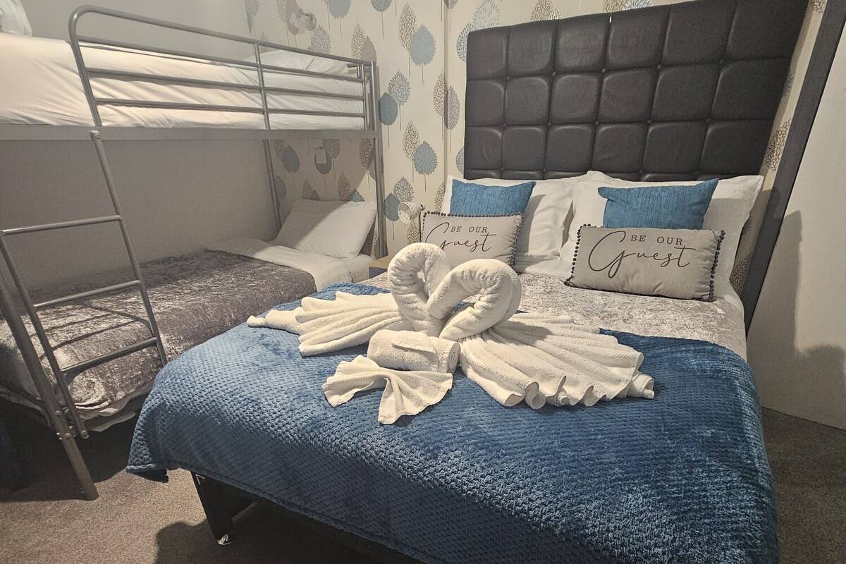 Familiekamer | Een kluis op de kamer, een strijkplank/strijkijzer